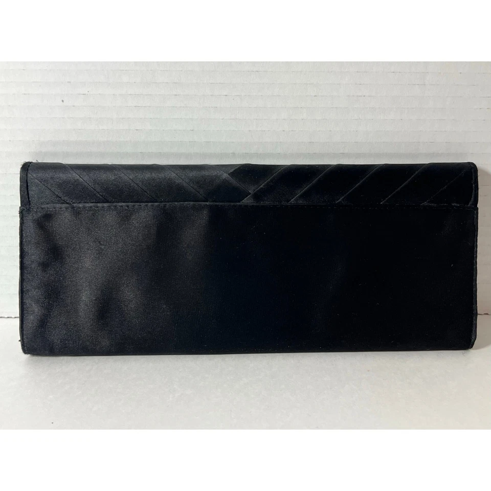 Bolso sin asas formal de satén Aldo negro plisado con cadena plateada Foto 3 de 4