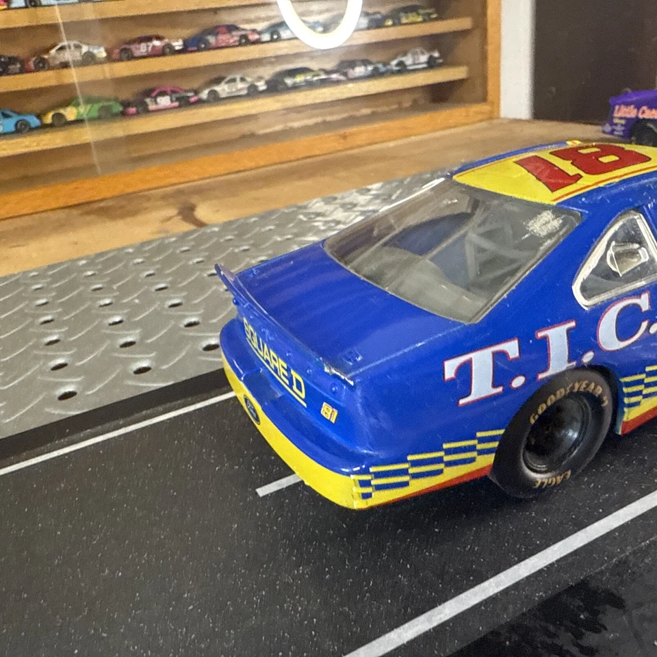 CAMPEONES DE CARRERAS 1996 KENNY WALLACE #81 TIC FINANCIAL SQUARE D FORD NASCAR 1:24 Foto 3 de 4