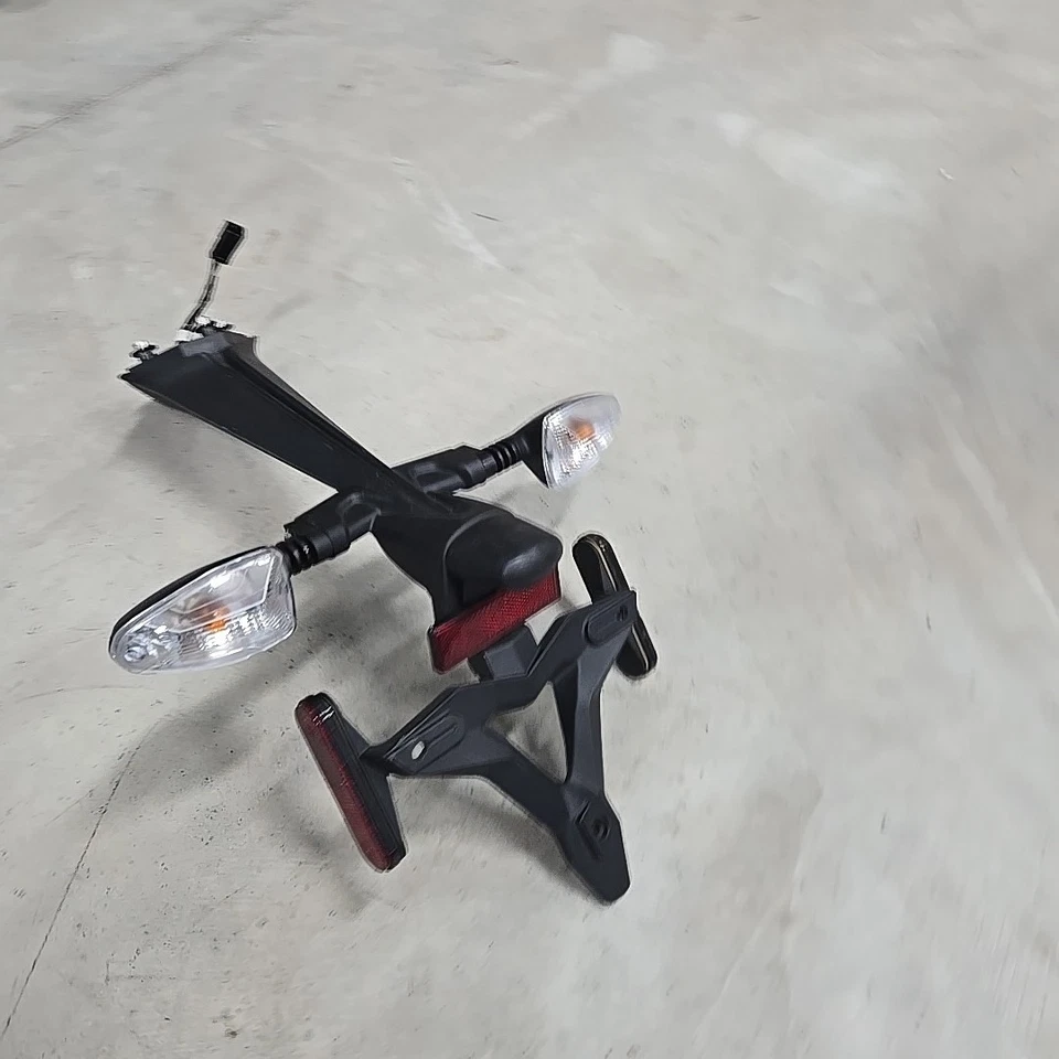 Montaje de placa trasera Triumph Street Triple 765 R Daytona 675 OEM con señales de giro Foto 3 de 4