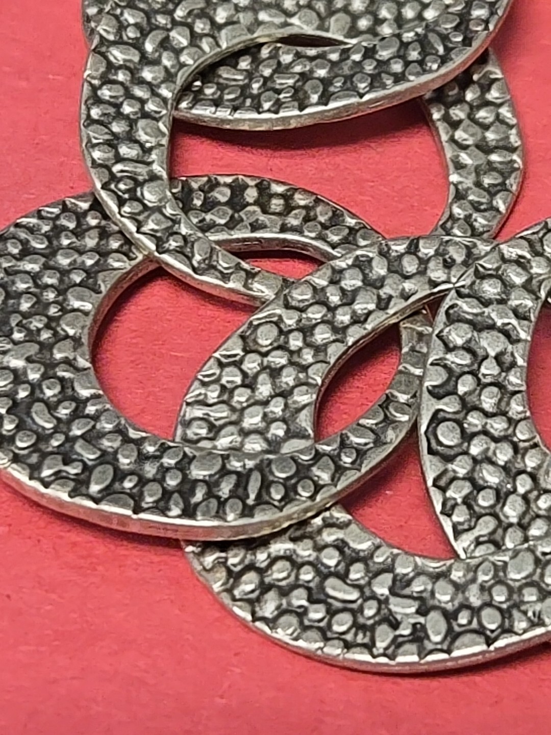 Circle Linked Rings Statement Bracelet Pebble Tex… - image 3