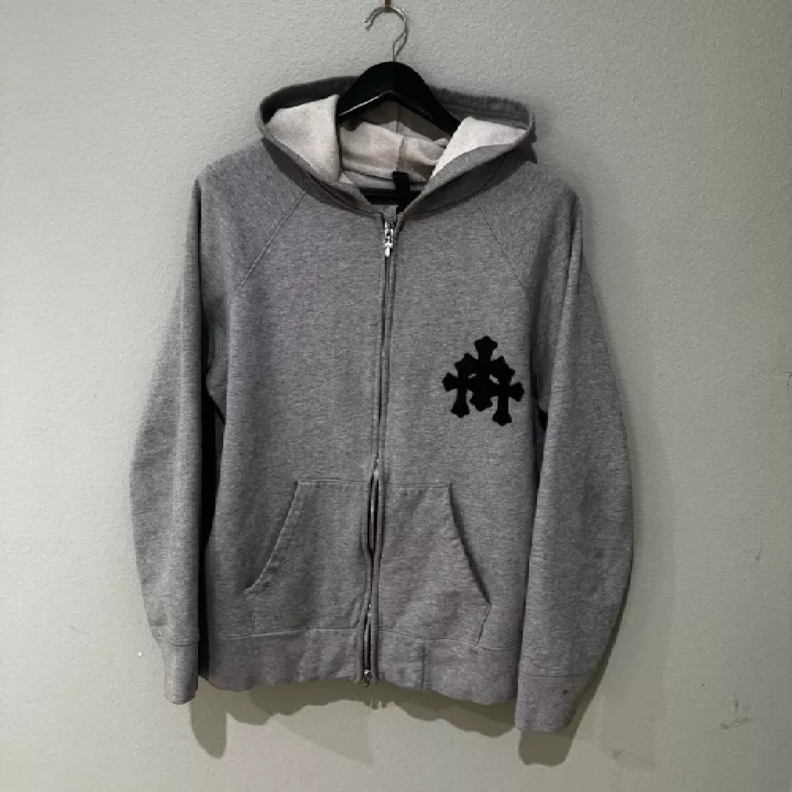 Classic Comfort: Zip-Up Hoodie for Everyday Style; Size L