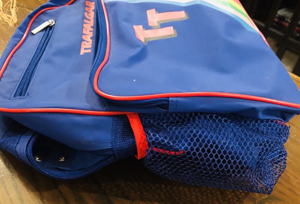 Bolso de Viaje Trafalgar Azul Arco Iris Borde Rojo 14" H X13" W Foto 4 de 4