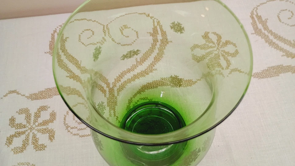 Jarrón cuenco pedestal de vidrio verde Navidad copo de nieve grabado cristal FTD Foto 4 de 4