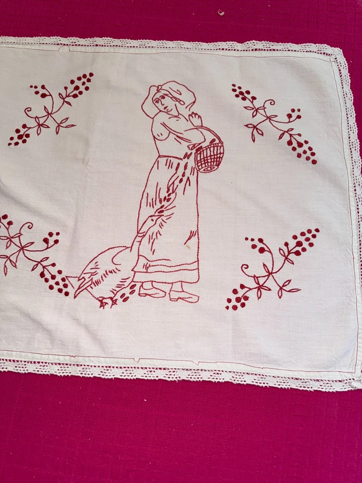 Grand napperon ancien brodé main Alsace, cigognes 120 cm x 37 cm - Photo 3/4