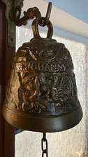 Messingglocke mit Tiermotiv Reliefdekor, Kette & Wandhalterung, 0,73 kg