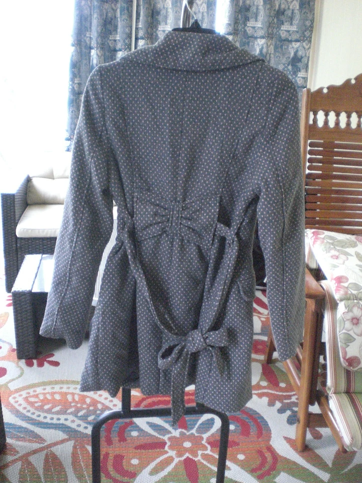 Abrigo Chaqueta Wet Seal Gris con Lunares Rosados GRANDE Foto 4 de 4