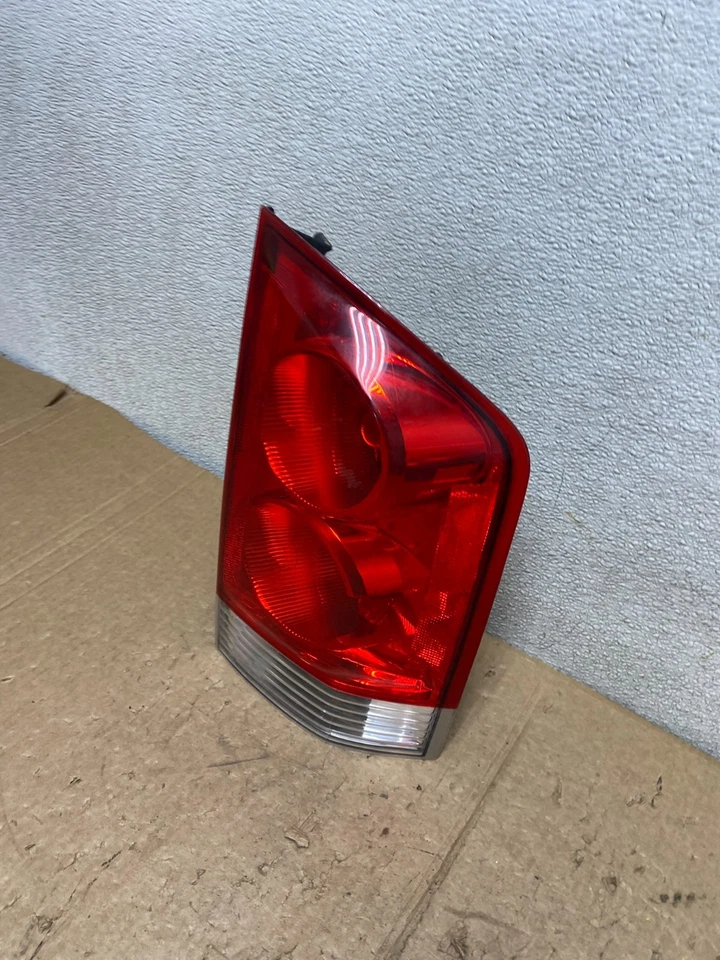 Luz trasera lateral derecha Nissan Armada 2005 a 2015 pasajero OEM V3617 DW Foto 2 de 4