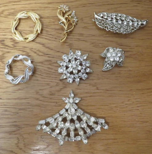 Lot of 7 vintage pins brooches gold silver tone costume jewelry unbranded