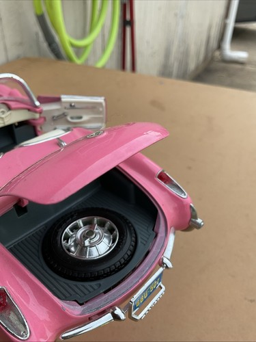 BURAGO PINK (1957) CHEVROLET CORVETTE DIE CAST CAR - 1:24 - 7" - METAL - EXCEL - Foto 7 di 9