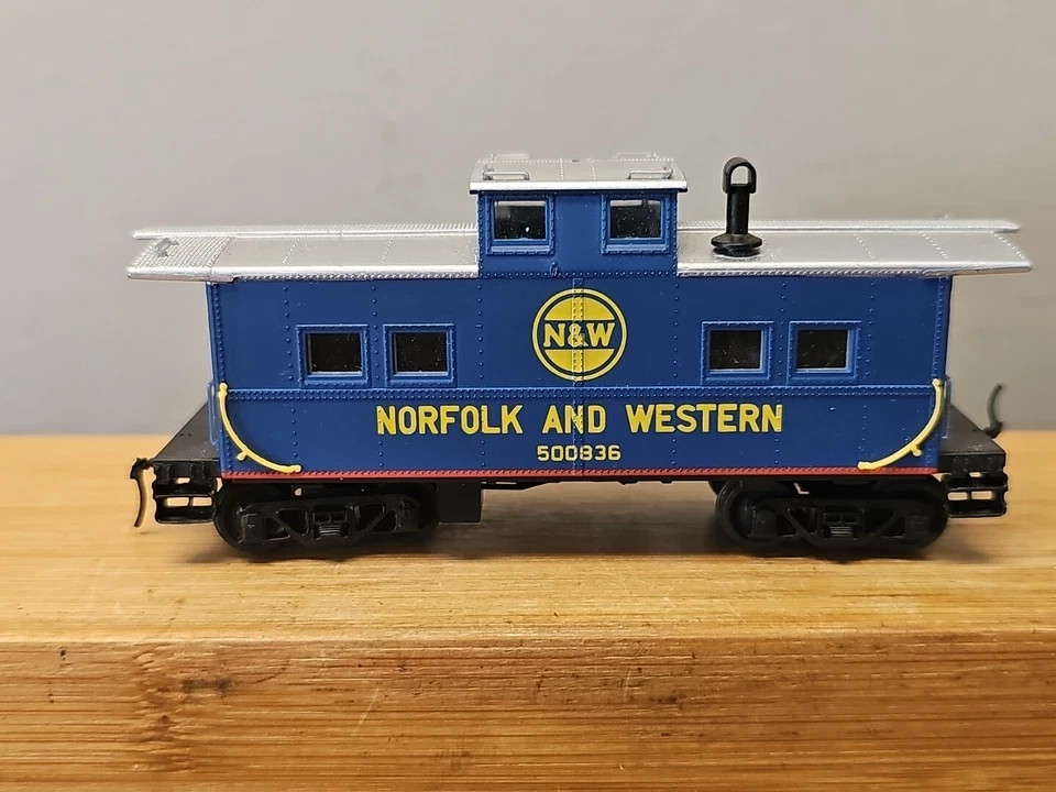 Life-Like  Norfolk & Western Caboose #50083 H.O. 1:87 - Image 4 of 4