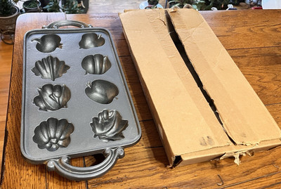 NEW VINTAGE JOHN WRIGHT CAST IRON MUFFIN PAN MOLD FRUIT VEGETABLE CORNBREAD