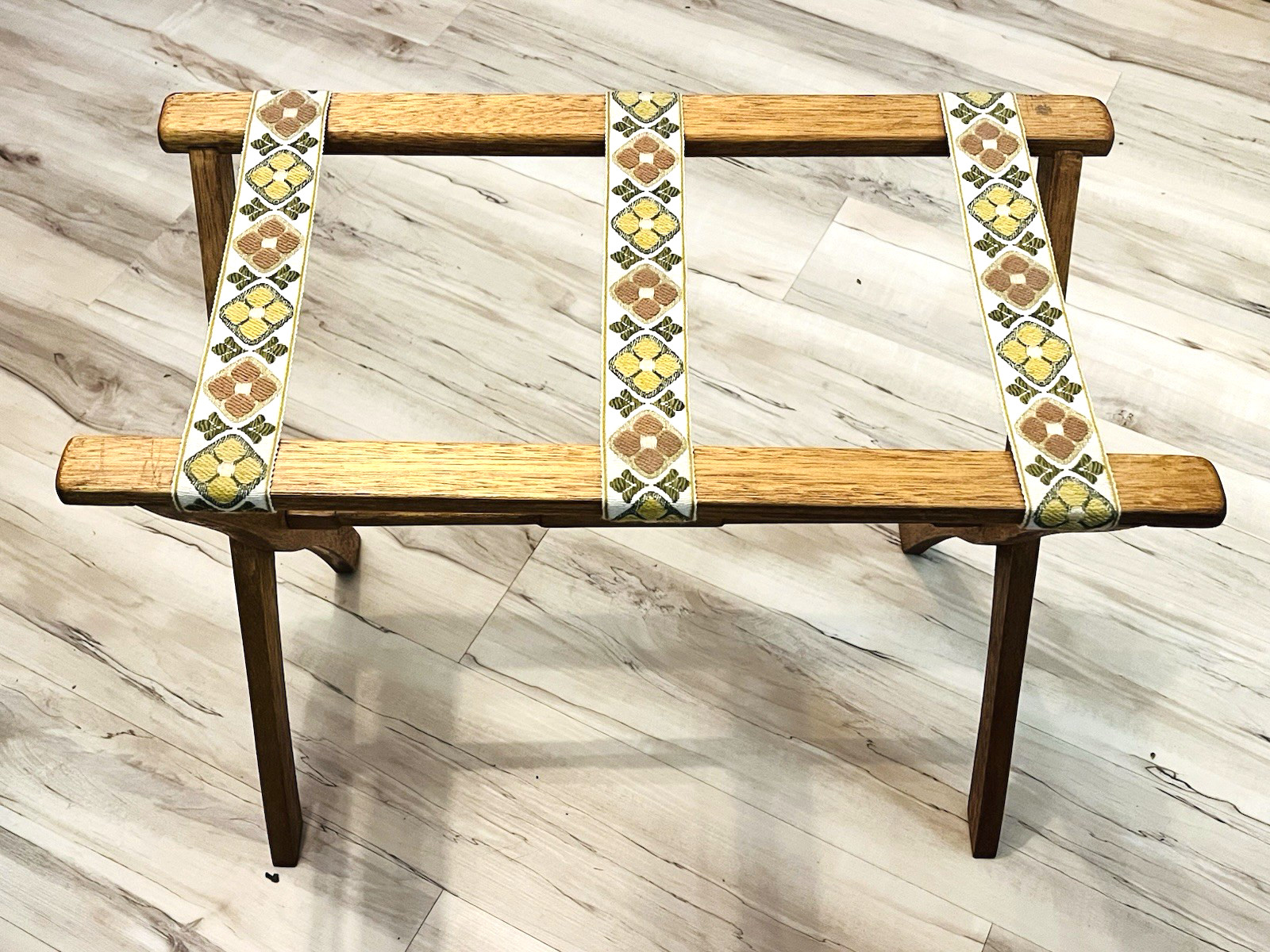 VINTAGE WOOD LUGGAGE SUITCASE FOLDING RACK STAND TAPESTRY FABRIC STRIPS SCHEIBE?