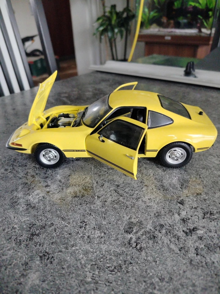 1:18 Minichamps Opel GT Gelb - Bild 2 von 4