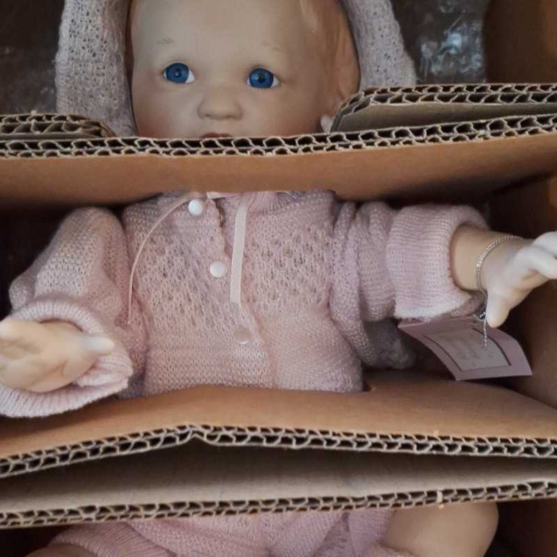 Ashton-Drake Miracle of Life She’s Sitting Pretty Porcelain Doll Yolanda Bello