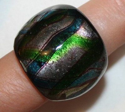Lovely Green Criss-Cross Ebonytone Lampwork Glass Ring Size 8 ++++