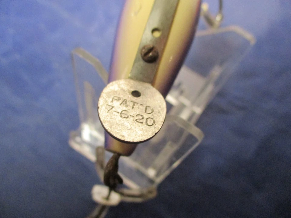 ANTIGUO SEÑUELO DE PESCA DE MADERA CRAQUELADA AZUL PULGAR TOM QUILLA REPINTADO BONITO Foto 4 de 4