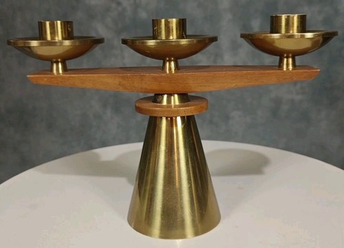 A PAIR OF VINTAGE MCM BRASS AND WOOD CANDLE STICK HOLDERS - Picture 5 of 9