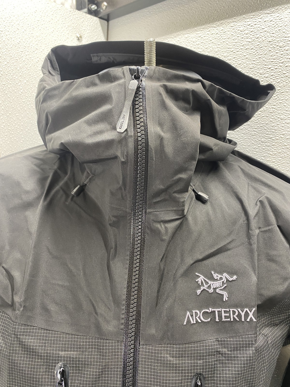 Arc'teryx Mens Alpha Hiking Alpine Ready Lightweight Jacket Size S Black thumbnail 8