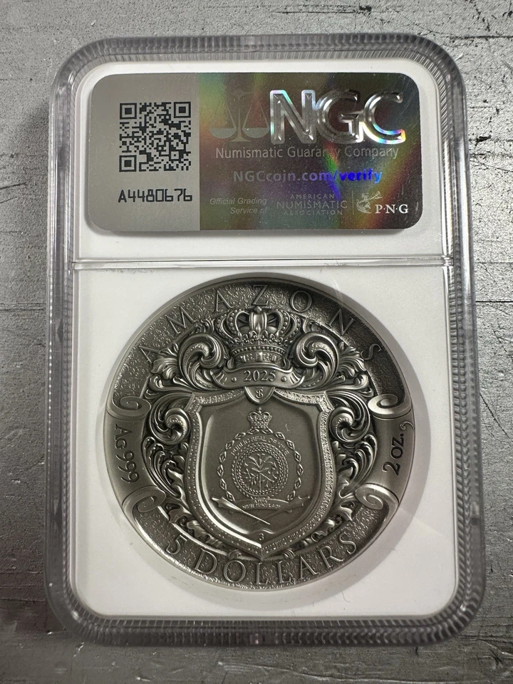 2025 Niue 2 Oncia Argento Anticato Amazon Eterno Sorelle NGC MS70 Primo Rilascio - Immagine 2 di 3