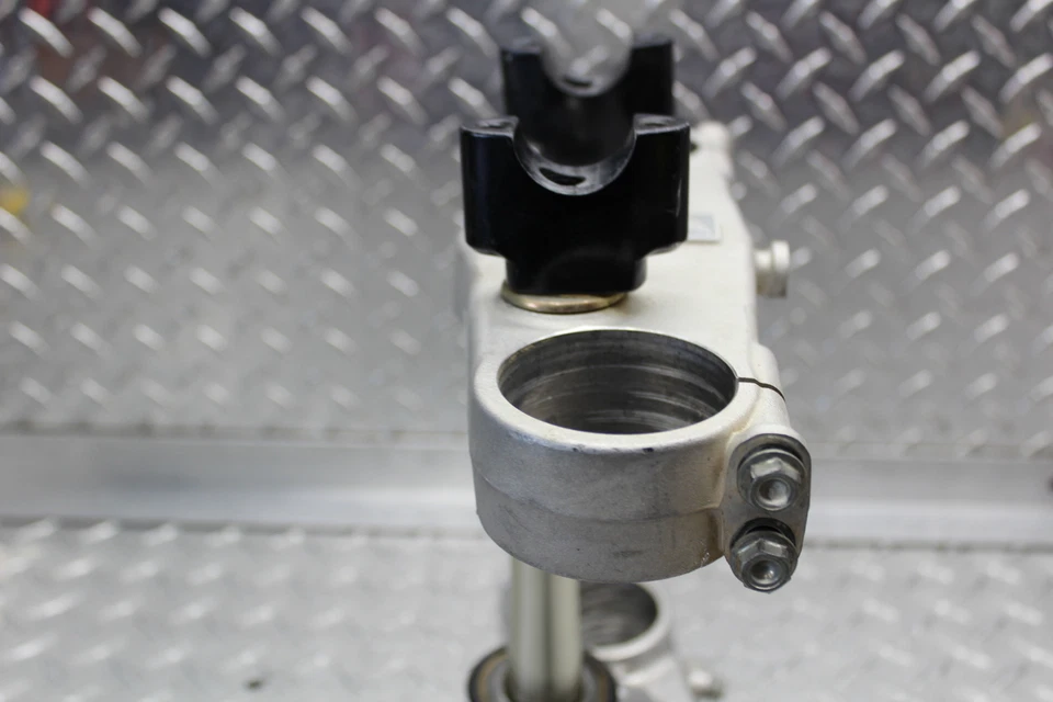 2003 HONDA CRF450R ПЕРЕДНИЕ ВИЛКИ ЗАЖИМ ВЕРХНИЙ НИЖНИЙ ТРОЙНОЙ ДЕРЕВО 53219-KZ3-J40 - Изображение 3 из 4