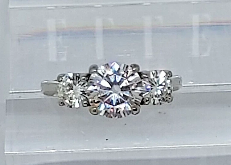 Anillo redondo de moissanita de tres piedras tamaño 5,5, 3cttw ~ 8 mm centro con 2 ~ 5 mm en el lado Foto 2 de 4