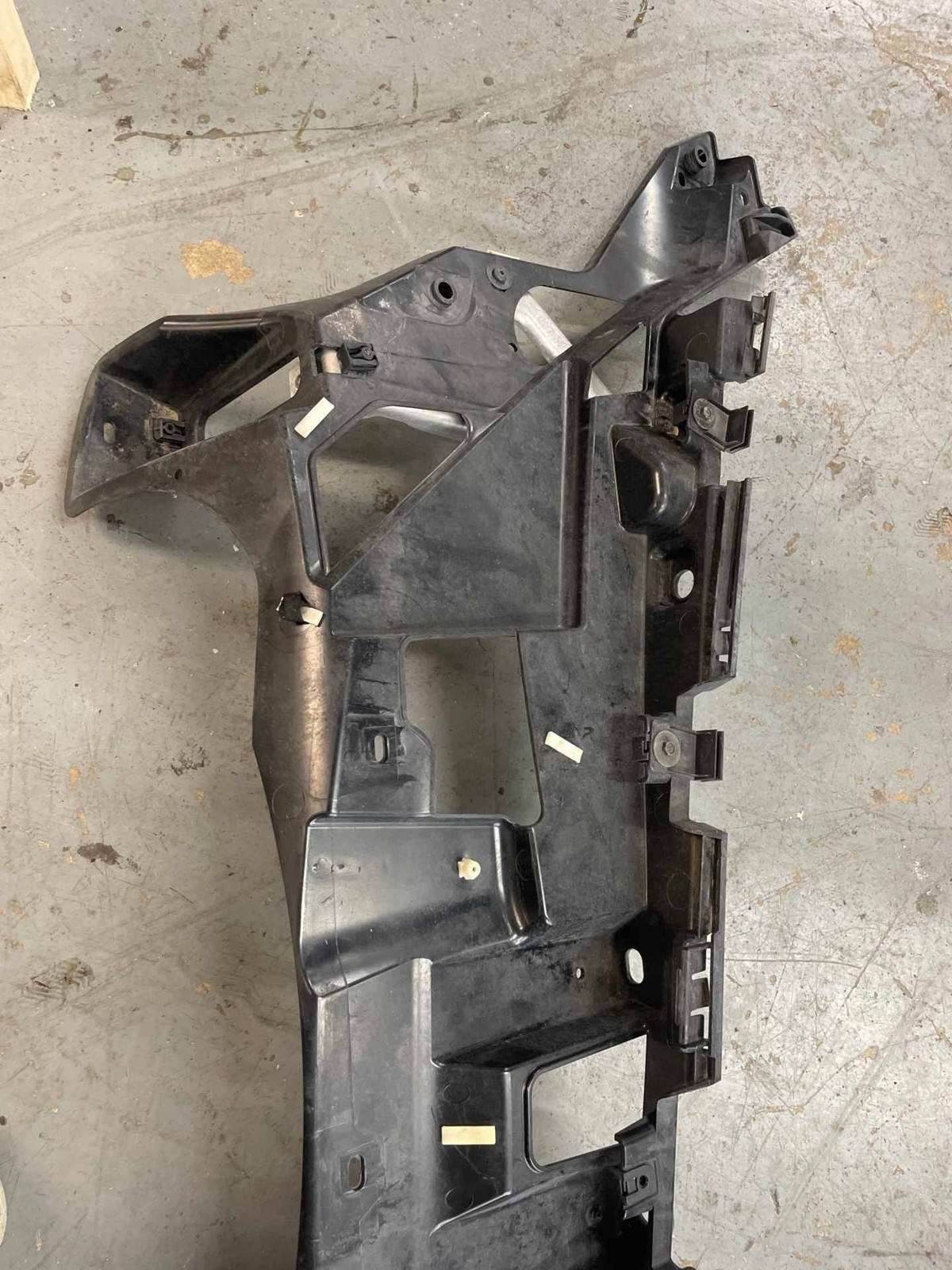 2014-2020 BMW I8 OEM REAR RIGHT QUARTER PANEL TRIM MOUNTING BRACKET