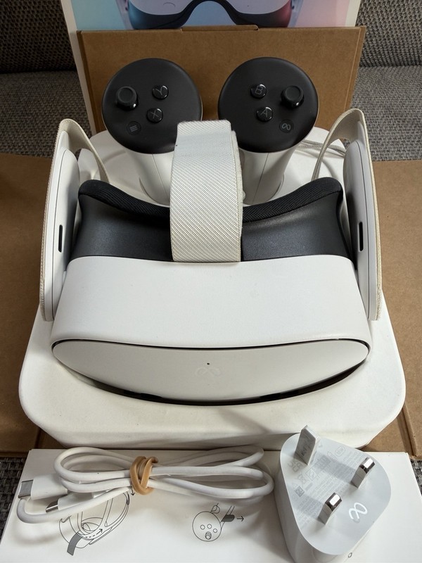 Meta Quest 3S 128GB Mixed Reality VR Headset White - Boxed
