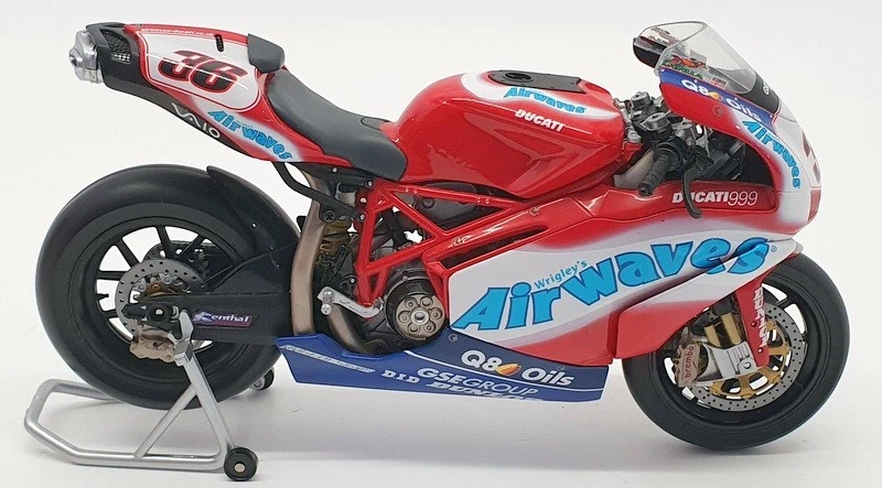 Motocicleta Minichamps escala 1/12 122 052236 - Ducati 999 F04 BSB 2005 Foto 4 de 4
