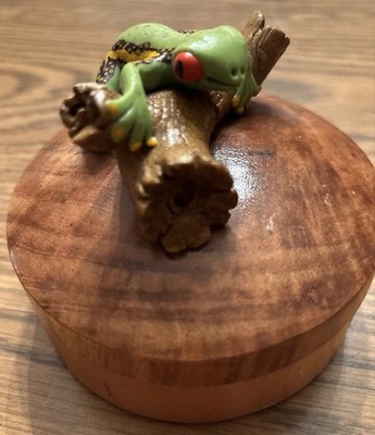 Vintage Adorable Green Tree Frog On Log Atop Hand Carved 4'' Trinket Box Folk Art