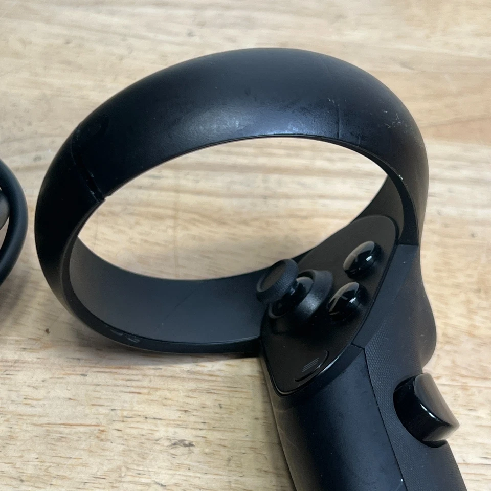 Oculus Rift S PC-Powered VR Gaming Headset W/ Controllers Fully Tested READ - Image 3 of 4