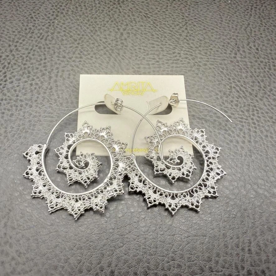Pendientes de aro en espiral Amrita Singh tono plata filigrana declaración joyería perforada Foto 2 de 4