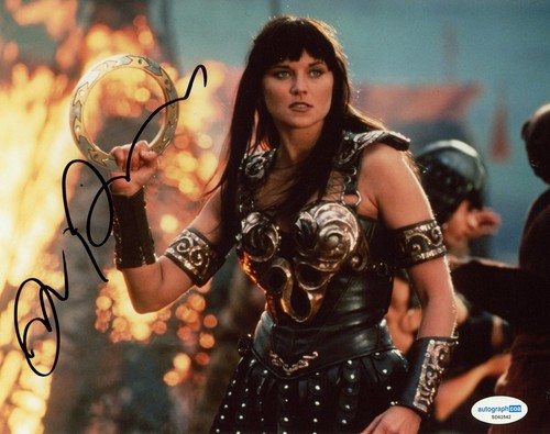 Lucy Lawless "Xena : Princesse Guerrière" AUTOGRAPHE signé 8x10 photo D ACOA - Photo 2/3