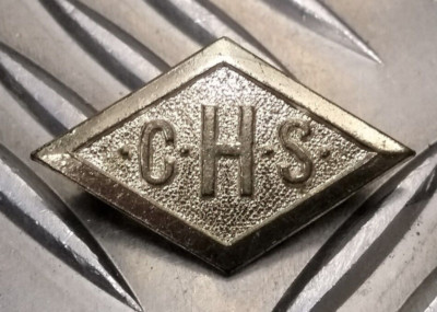 Original Vintage C.H.S CHS Ausgabe kleine Miniatur Metall Anstecknadel Abzeichen 