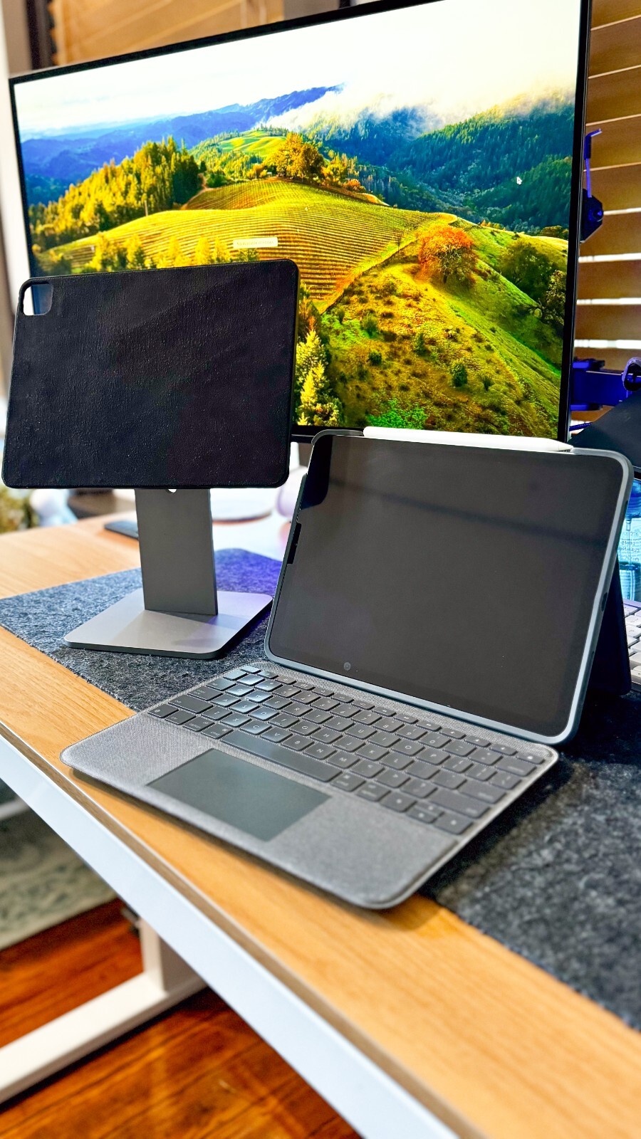 iPad Air 4 Bundle with Apple Pencil 2, Logitech Combo Touch, and Magflött Stand-image