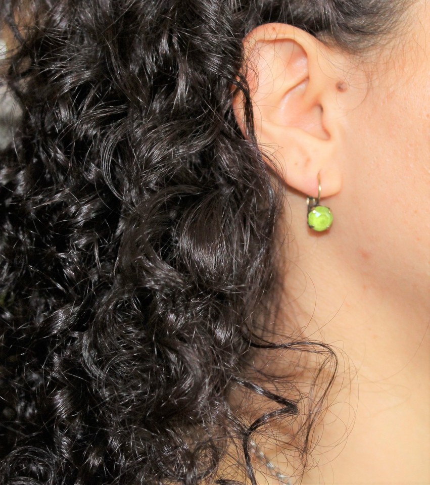Elige tus pendientes de palanca de acabado hechos con elementos Swarovski verde lima