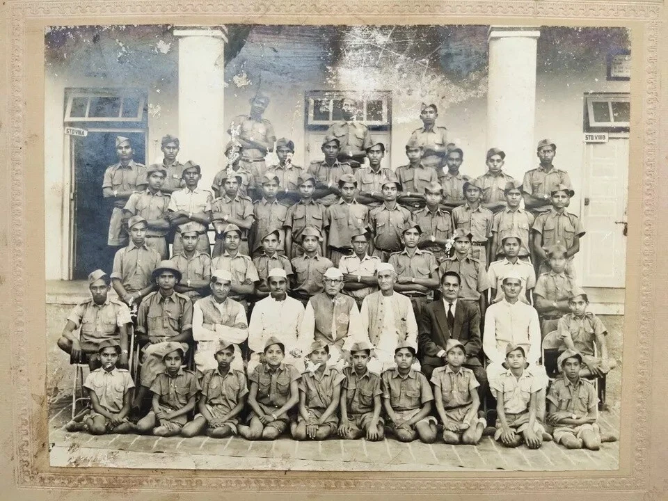 Impresión fotográfica de gabinete de uniformes de policía indio por Surendra Studio enmarcada Foto 2 de 4
