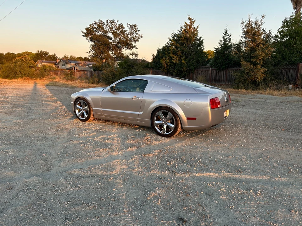Ford Mustang GT 2009 Iacocca edición 45 aniversario Foto 3 de 4