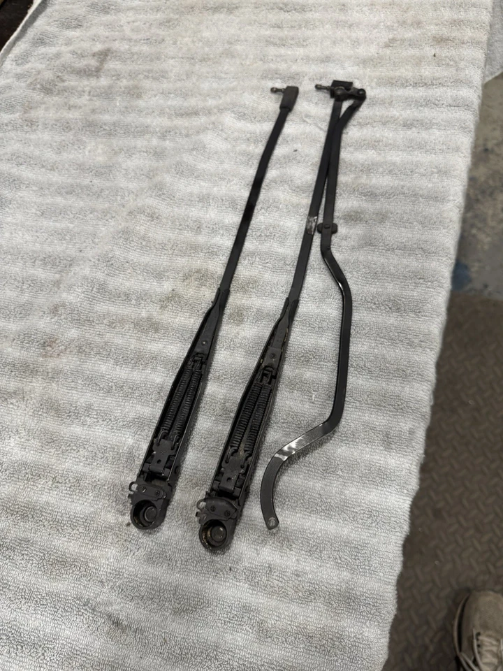 1984 1985 1986 1987 1988 1989 1990 1991 1992 Oem Lincoln Mark VII Wiper Arm Set - Image 3 of 4
