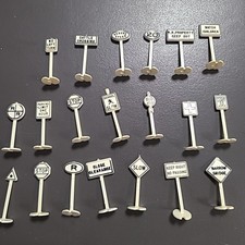 HO Scale Train 1.25" Plastic Street Signs Lot of 22 Used