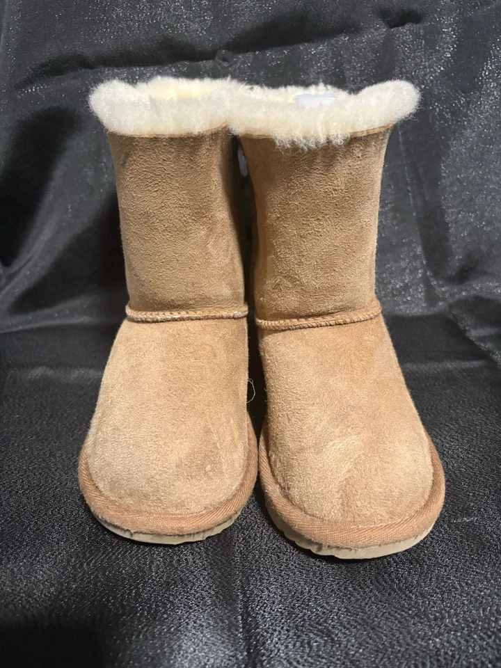 BOTAS UGG CORTAS BAILEY BOW GAMUZA CASTAÑO TALLA US 11 UNISEX NIÑAS NIÑOS Foto 2 de 4