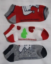 NEW WOMENS PEANUTS WORLDWIDE LLC 9-11 LOW CUT SNOOPY GRAY RED GREEN WHITE SOCKS