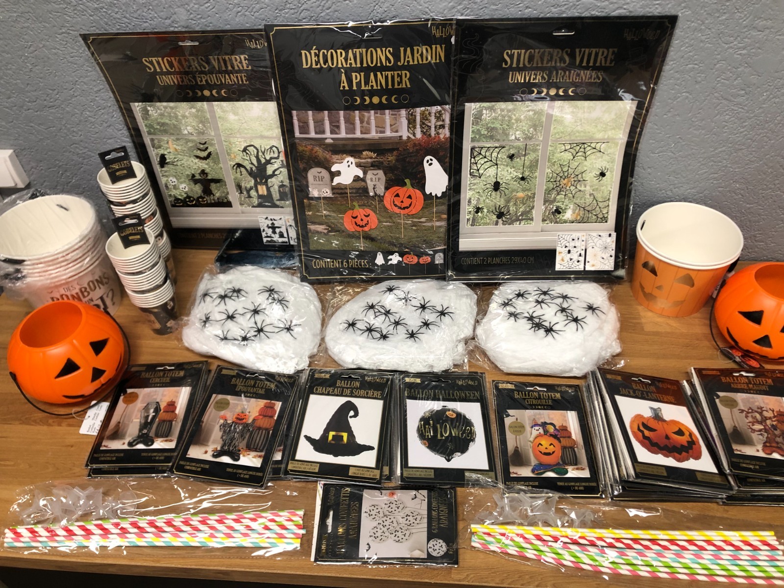 Décoration spéciale Halloween en kit complet réutilisable et facile à suspendre