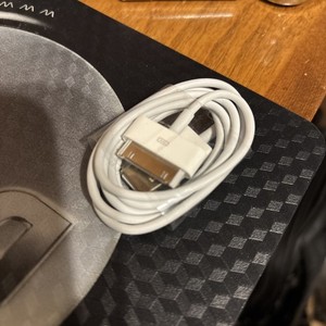 Apple MA591G/C 30-pin to USB Cable - Genuine - Never Used