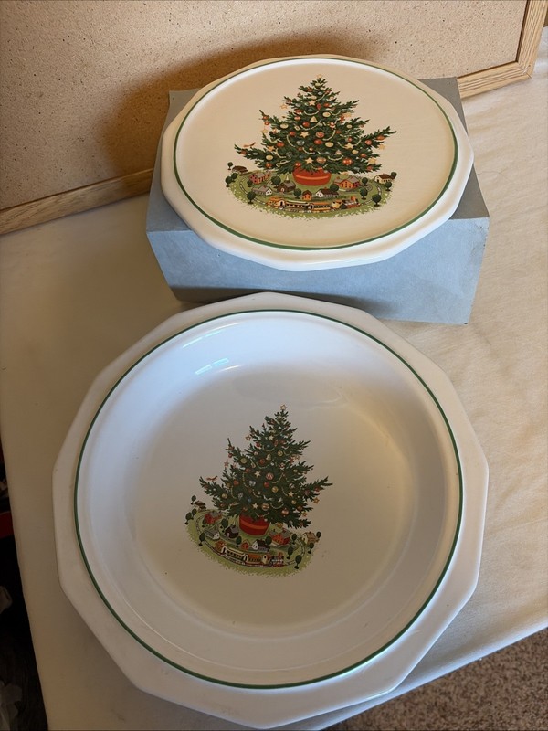 Pfaltzgraff Christmas Tree Heritage Pie Plate/Dish And Trivet