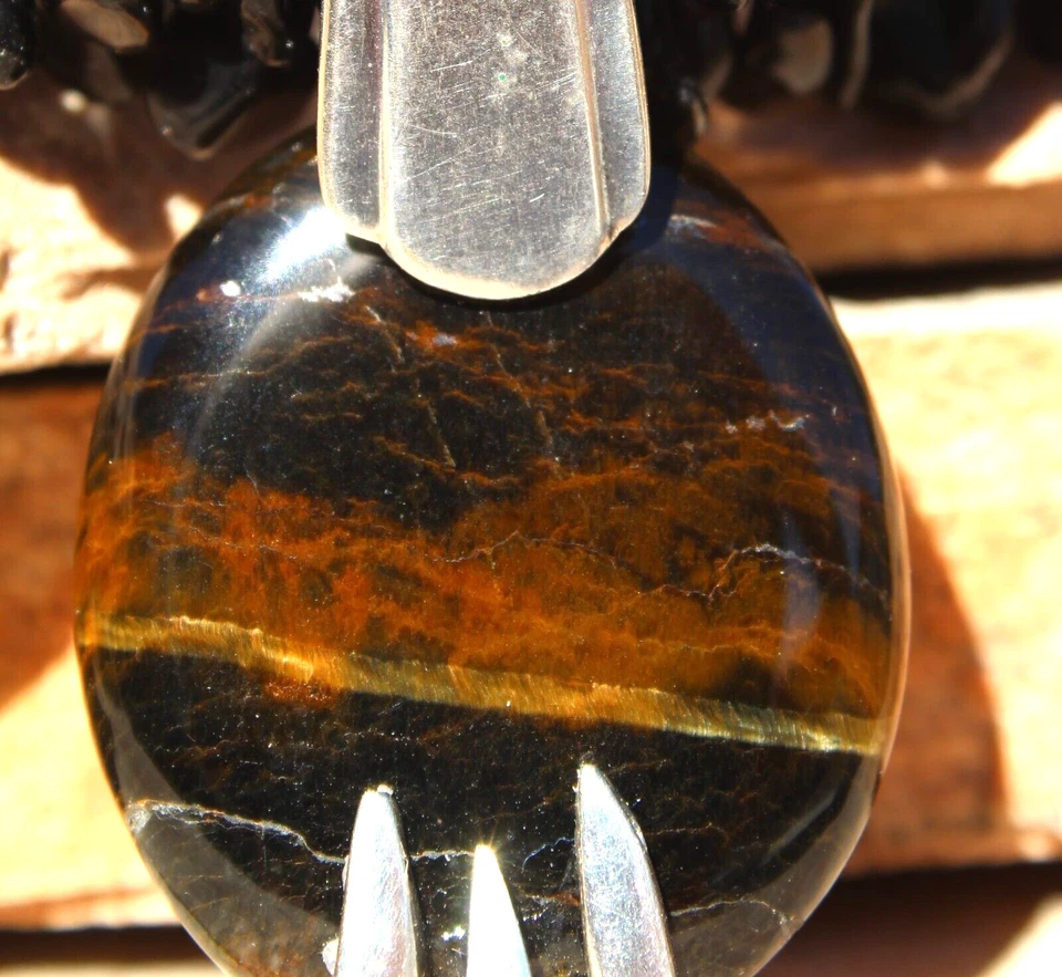 Colgante ojo de tigre. Setting es un tenedor de cóctel vintage chapado en plata de ley. Foto 2 de 4