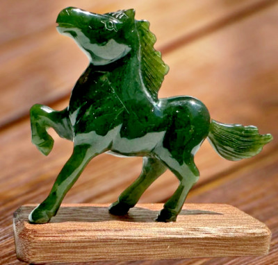 翡翠 馬の彫刻 木製台座付き GREEN JADE (ジェイド) s-l400.jpg