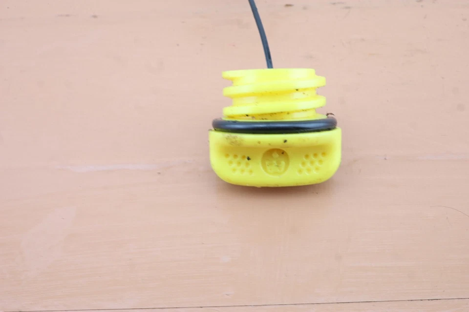 Tapa de aceite para motosierra John Deere J3816 OEM Foto 2 de 4