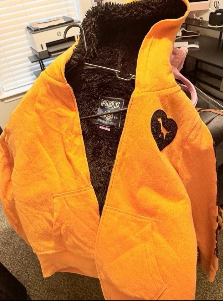 Sudadera con Capucha ROSA Victoria's Secret Piel Brillante Lentejuelas Cremallera Talla L ligeramente usada Foto 2 de 3