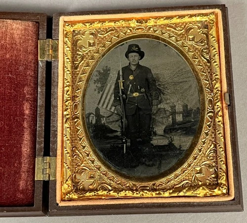 1/6 PLATE CIVIL WAR TINTYPE, WEAPONS, FLAG, GOLD-ENHANCED, UNION CASE