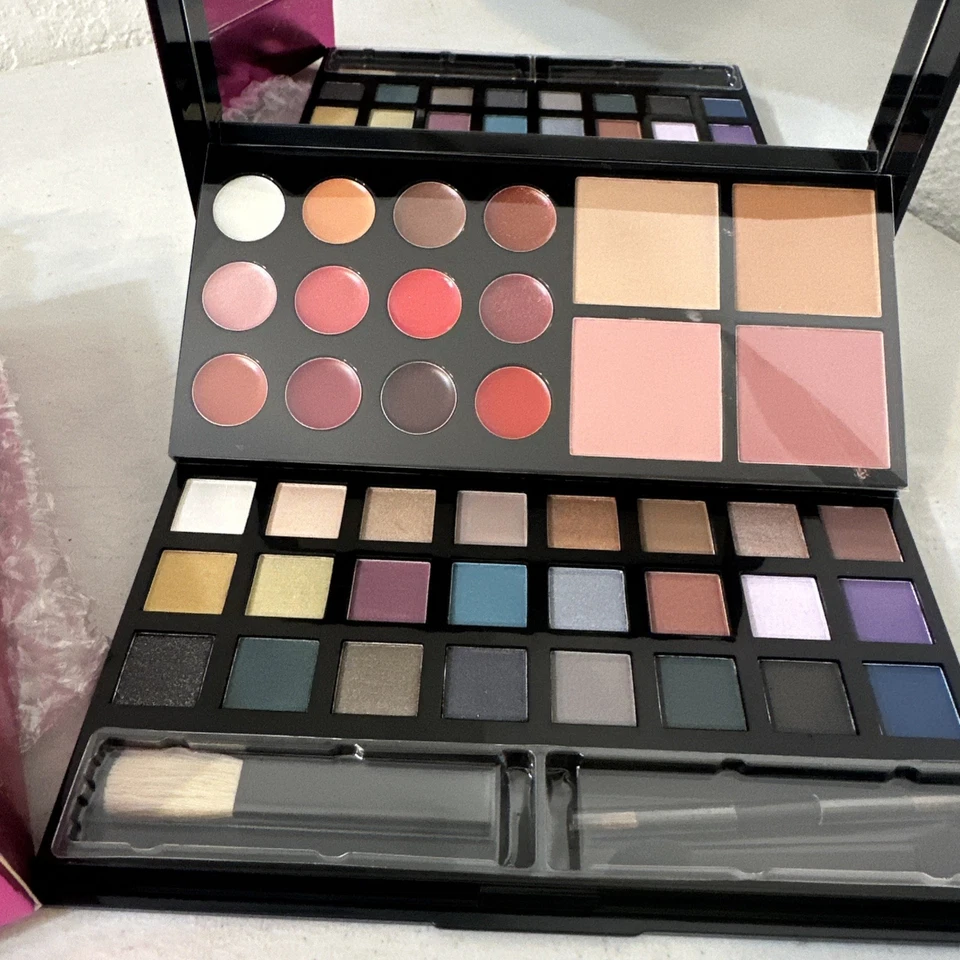 Avon Makeup Studio Palette New Damaged Box - Image 4 of 4